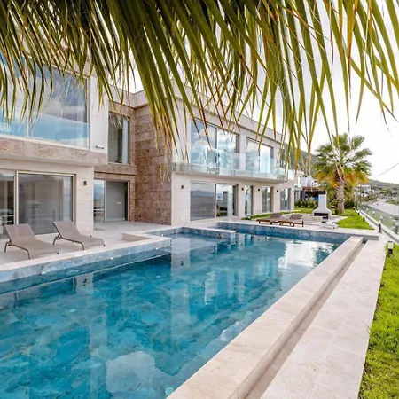 Luxury Golden With Sea View Villa *